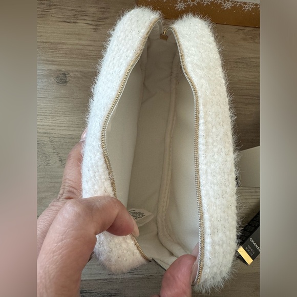 CHANEL 2024 Holiday Cosmetic Pouch - Picture 6 of 7